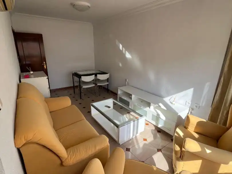 Pis de lloguer a Calle Constancia, 20, Triana Este Sala d'estar de Pis de lloguer en Sevilla amb Aire condicionat, Calefacció i Moblat
