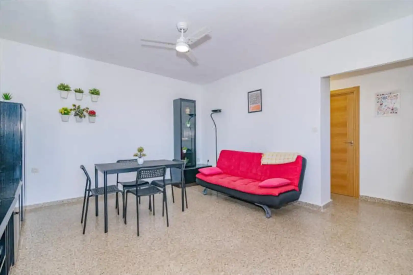 Piso de alquiler en Calahonda - Carchuna Sala de estar de Piso de alquiler en Motril con Jardín privado, Piscina y Amueblado