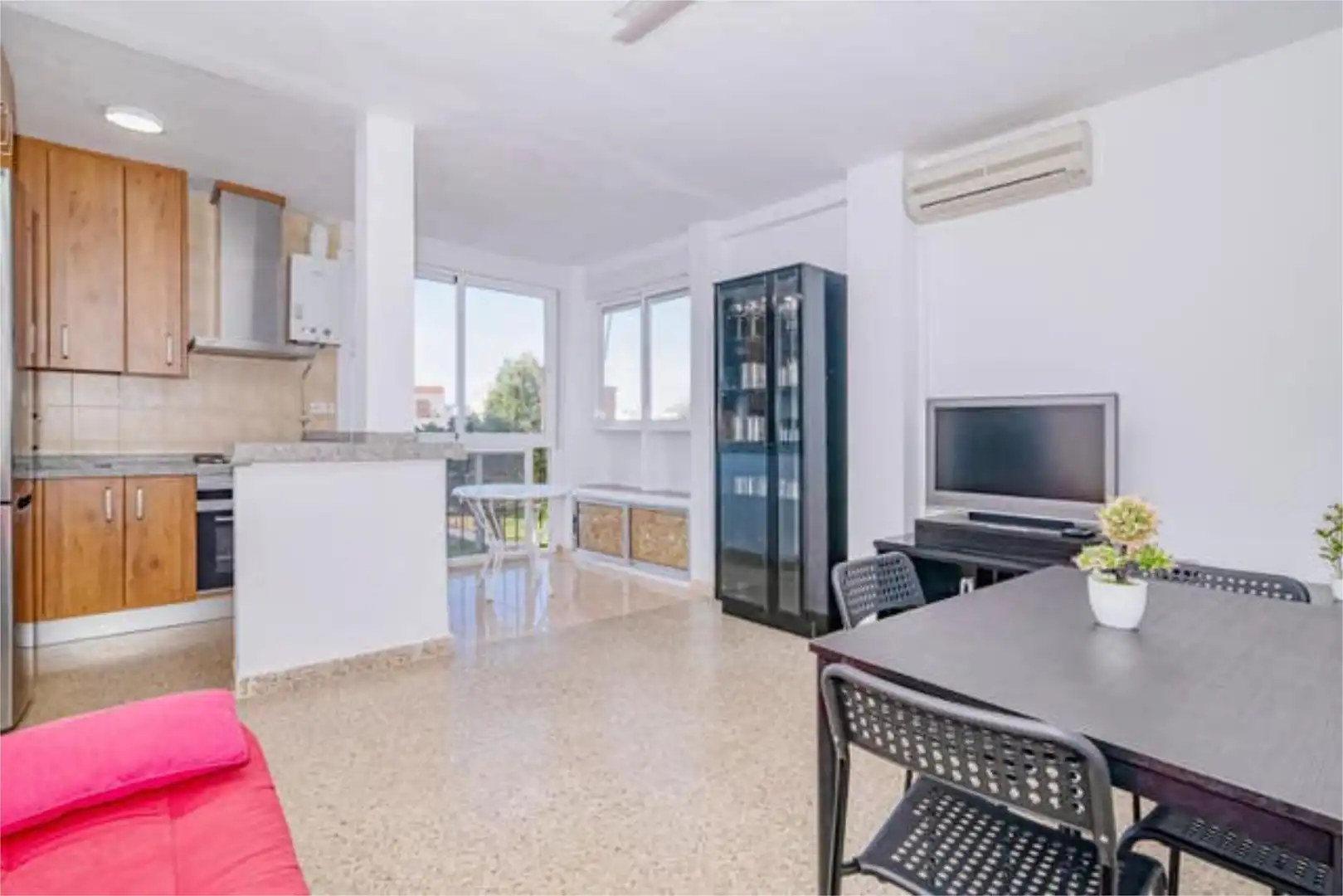 Piso de alquiler en Calahonda - Carchuna Sala de estar de Piso de alquiler en Motril con Jardín privado, Piscina y Amueblado
