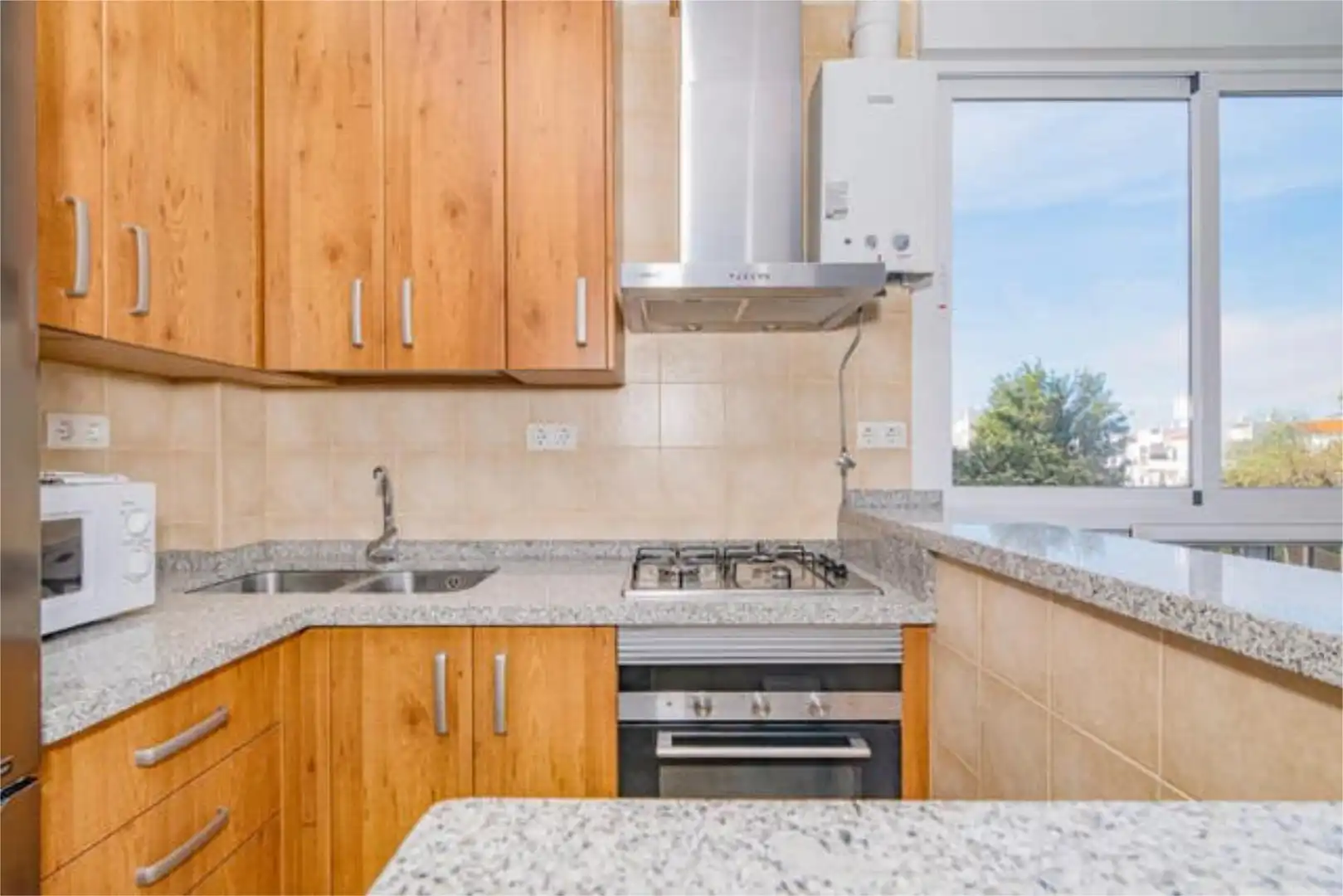 Piso de alquiler en Calahonda - Carchuna Cocina de Piso de alquiler en Motril con Jardín privado, Piscina y Amueblado