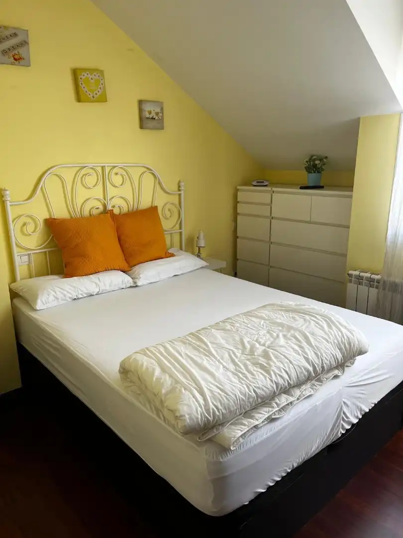 Wohnung zur Miete in Calle Quintana, 104, Suances Schlafzimmer von Wohnung zur Miete in Suances mit Heizung, Privatgarten und Parkett