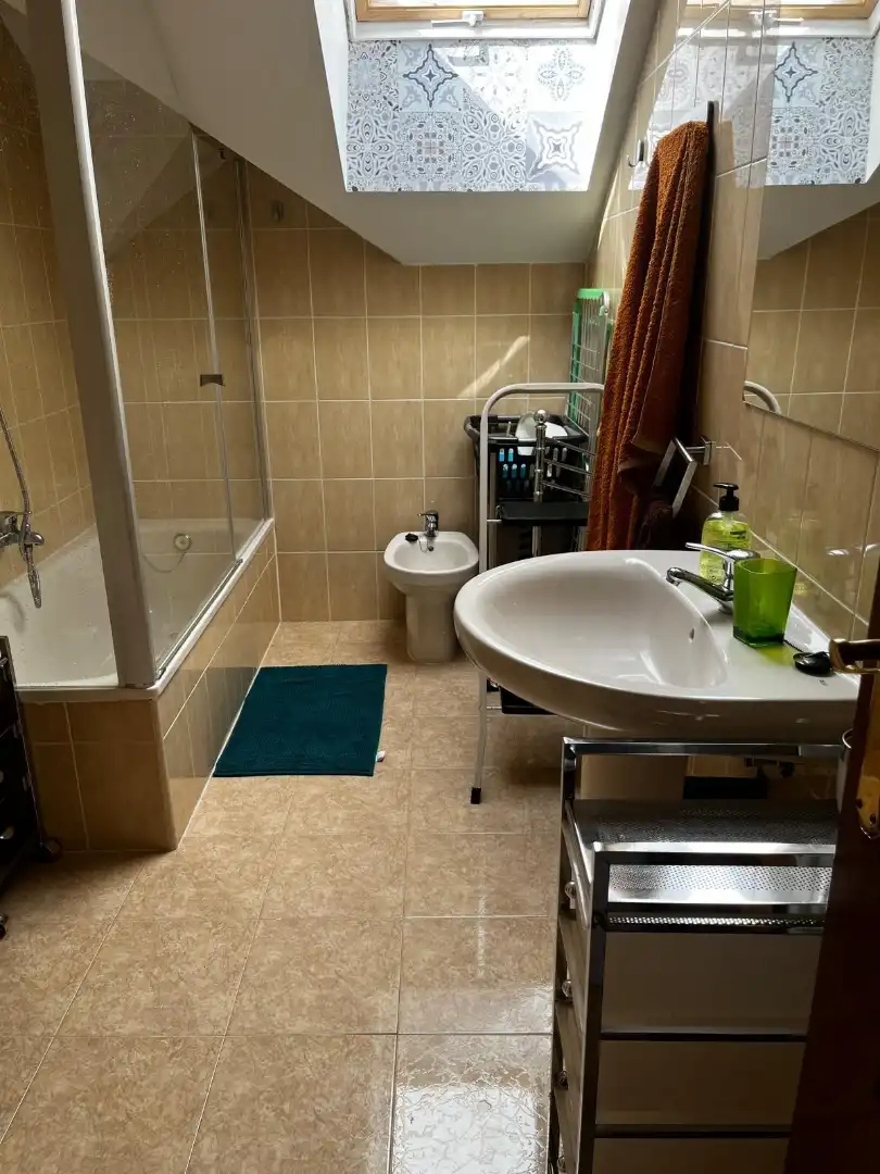 Wohnung zur Miete in Calle Quintana, 104, Suances Badezimmer von Wohnung zur Miete in Suances mit Heizung, Privatgarten und Parkett