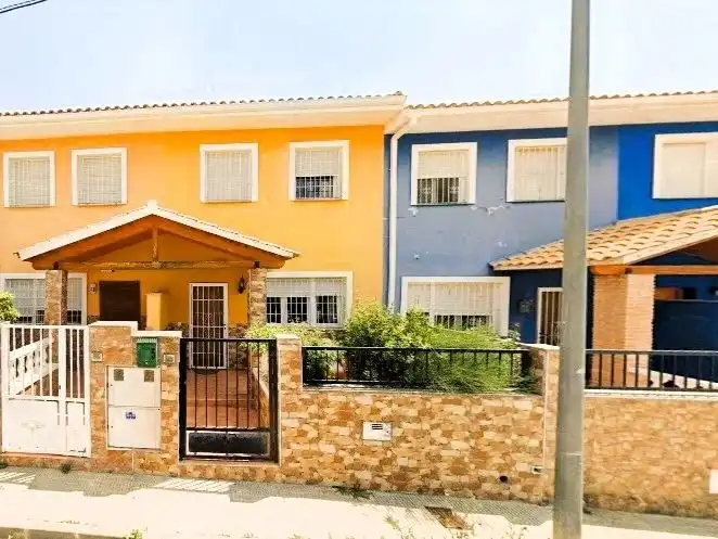 Casa adosada de alquiler en Calle El Rocio, Desamparados - Hurchillo - Torremendo Vista exterior de Casa adosada de alquiler en Orihuela con Aire acondicionado, Calefacción y Jardín privado