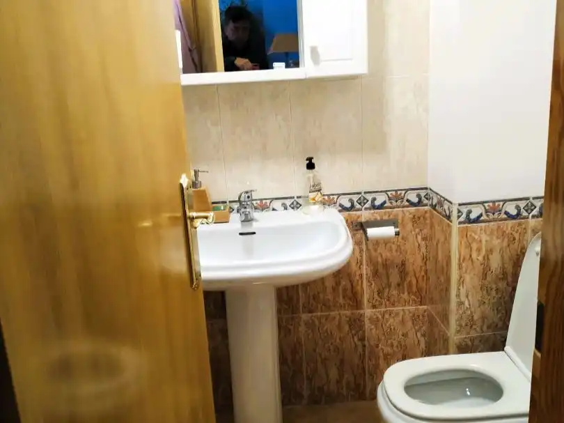 Casa adosada de alquiler en Calle El Rocio, Desamparados - Hurchillo - Torremendo Baño de Casa adosada de alquiler en Orihuela con Aire acondicionado, Calefacción y Jardín privado