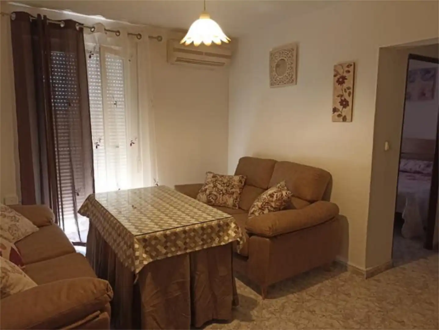 Piso de alquiler en Miralvalle - Av. Virgen del Puerto - La Data Sala de estar de Piso de alquiler en Plasencia con Terraza y Amueblado