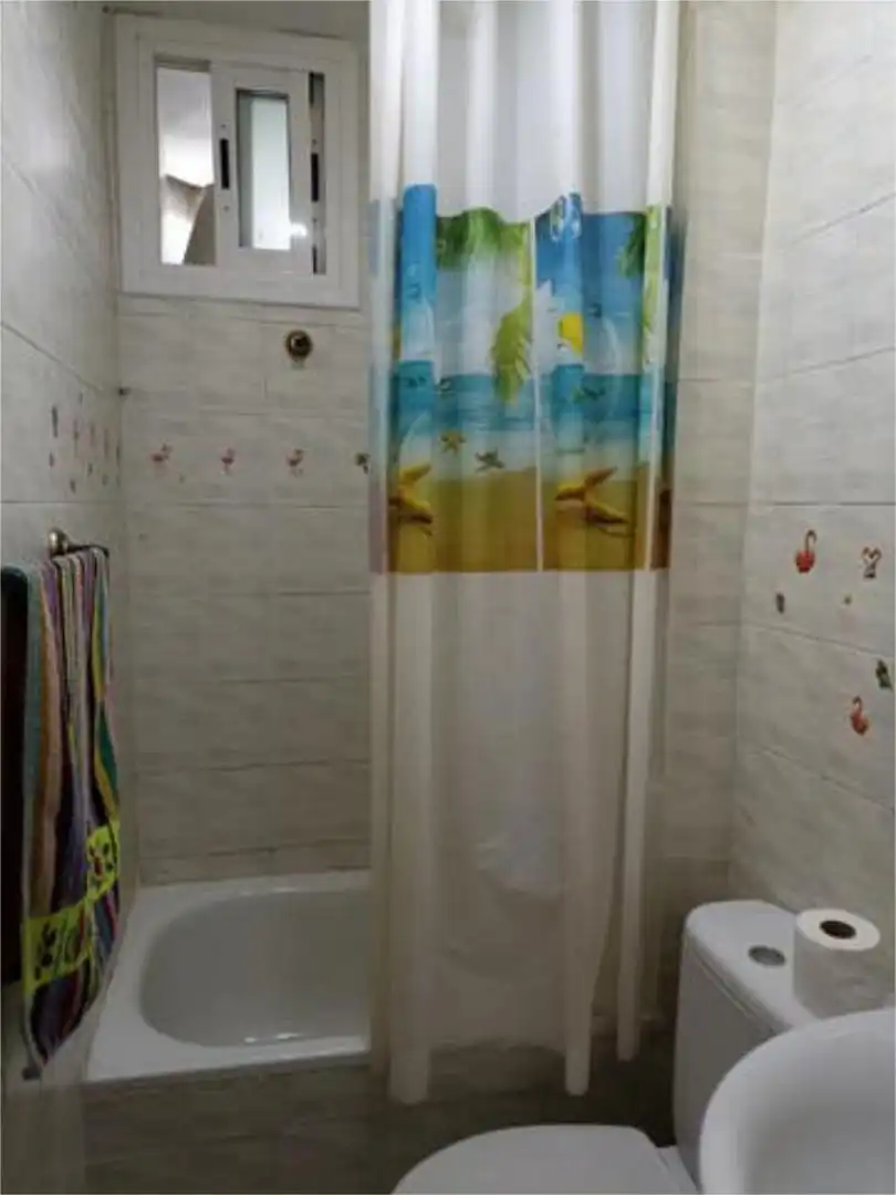 Piso de alquiler en Miralvalle - Av. Virgen del Puerto - La Data Baño de Piso de alquiler en Plasencia con Terraza y Amueblado