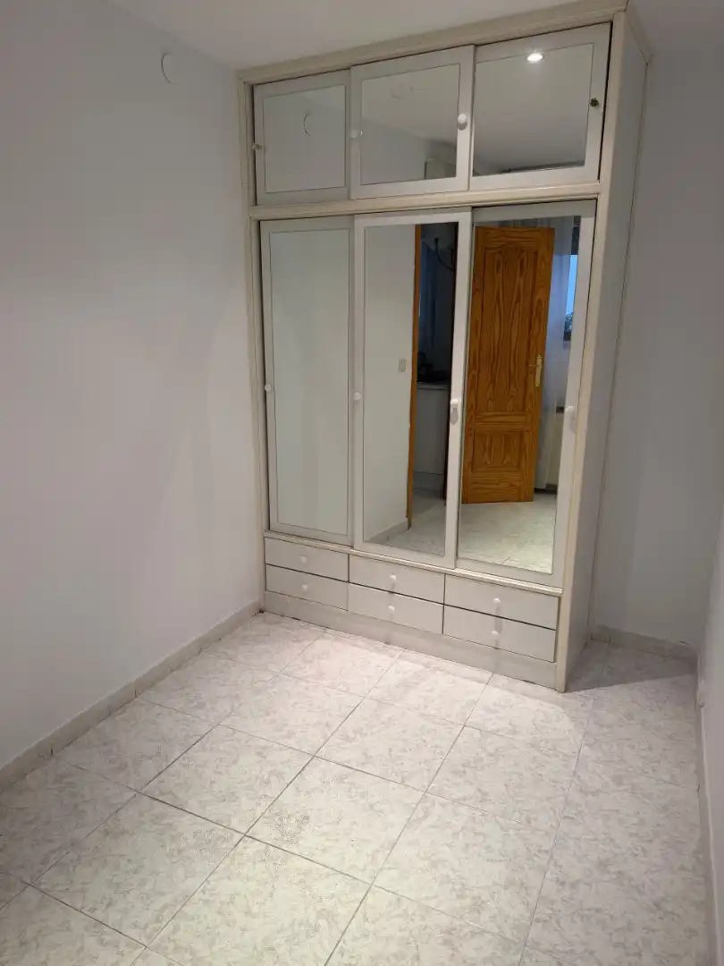 Pis de lloguer a Calle de Sierra Elvira, 18, Numancia Dormitori de Pis de lloguer en Madrid amb Aire condicionat, Calefacció i Forn