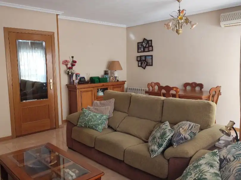 Sala de estar de Casa adosada en venta en Valdemoro con Aire acondicionado, Calefacción y Jardín privado