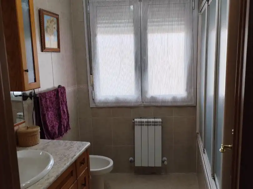 Baño de Casa adosada en venta en Valdemoro con Aire acondicionado, Calefacción y Jardín privado