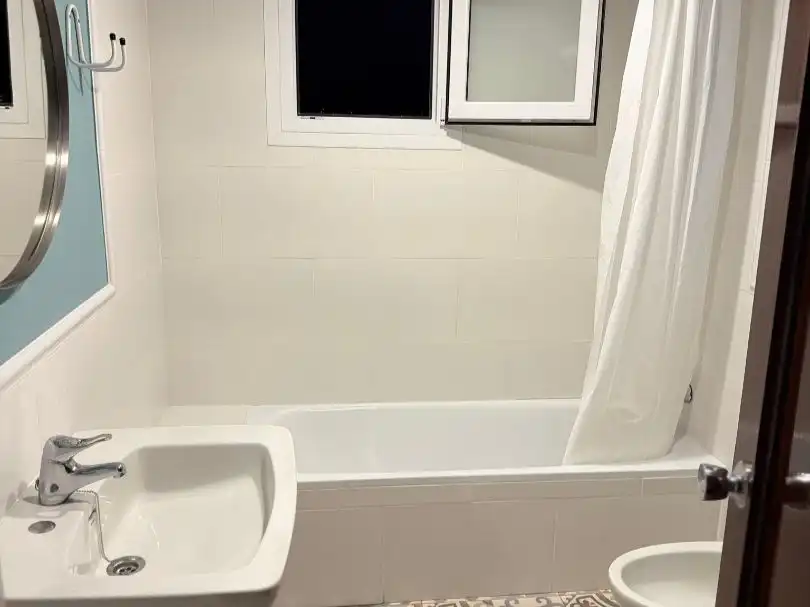 Flat for rent in Avenida Nuestra Señora de las Guías, 7, Mangas Verdes - Las Flores - Parque del Sur Bathroom of Flat for rent in Málaga with Air Conditioner, Parquet flooring and Terrace