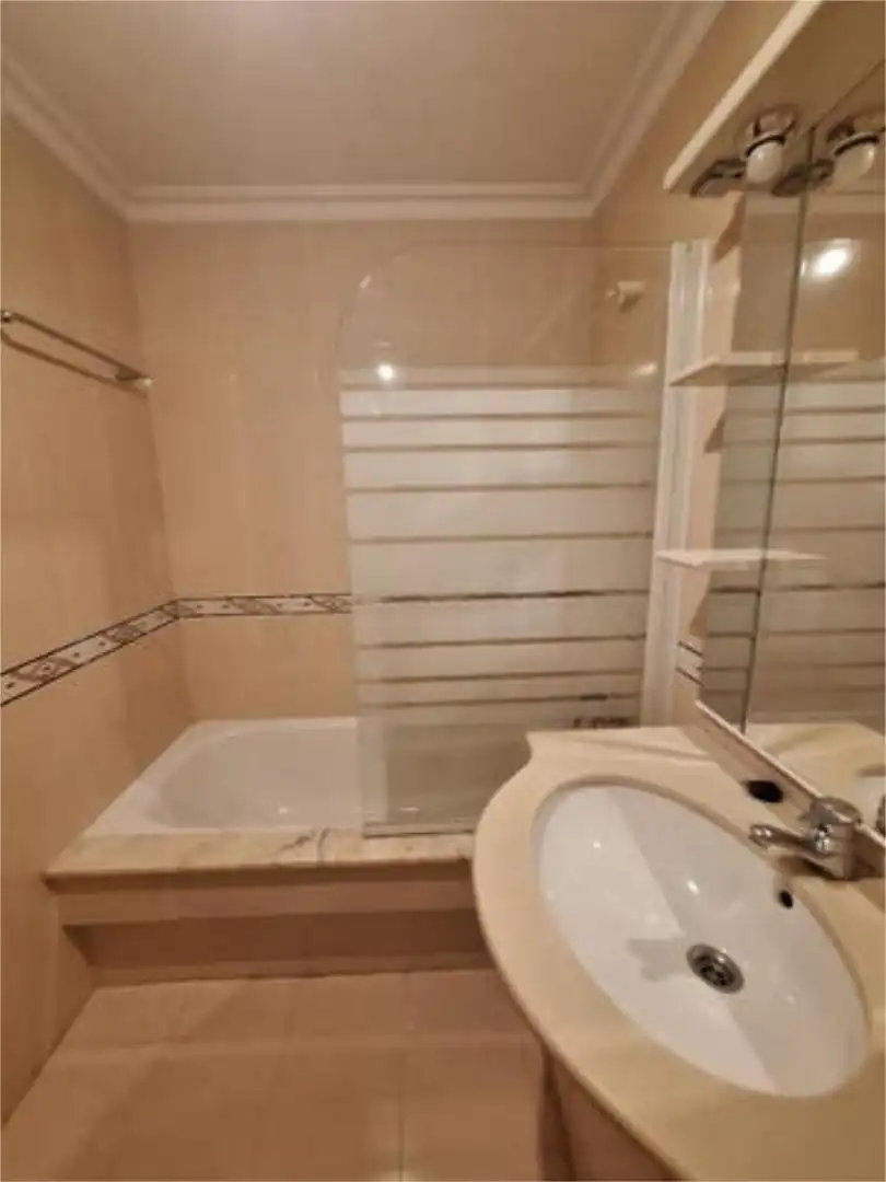 Baño de Piso de alquiler en Tui con Calefacción, Terraza y Trastero