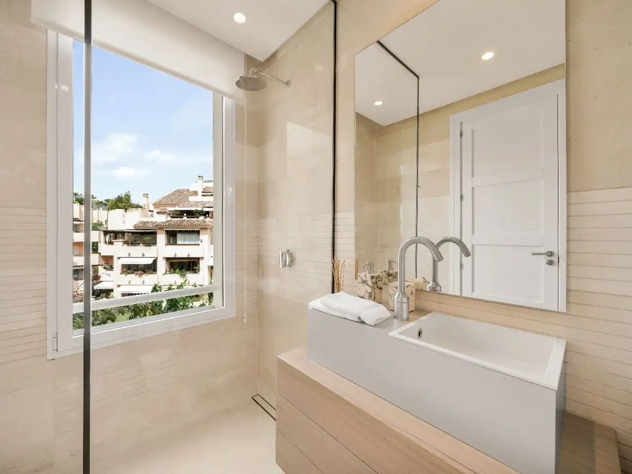 Bathroom of Flat for sale in Marbella  with Air Conditioner, Heating and Parquet flooring
