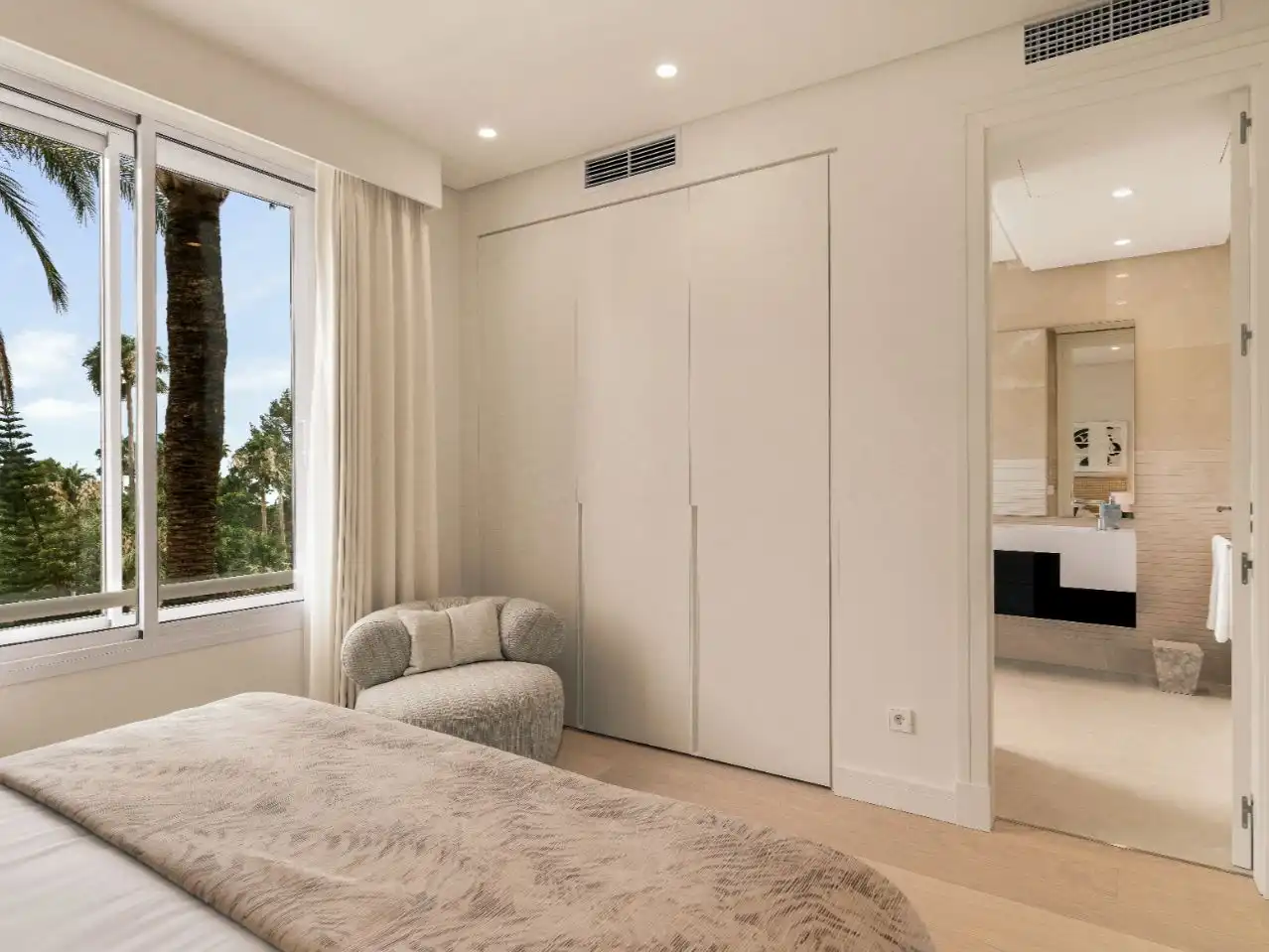 Bedroom of Flat for sale in Marbella  with Air Conditioner, Heating and Parquet flooring