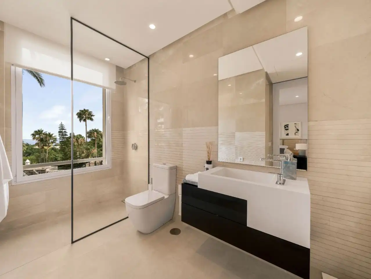 Bathroom of Flat for sale in Marbella  with Air Conditioner, Heating and Parquet flooring