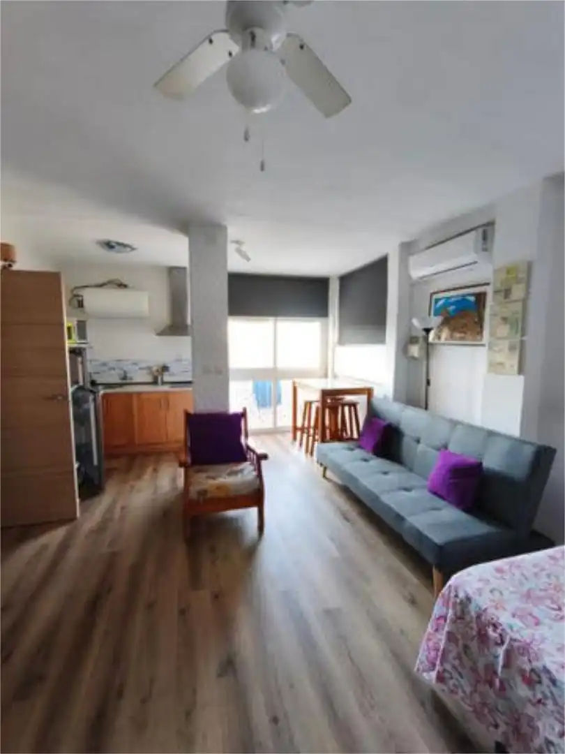Apartamento de alquiler en Calahonda - Carchuna Sala de estar de Apartamento de alquiler en Motril con Jardín privado, Piscina y Amueblado