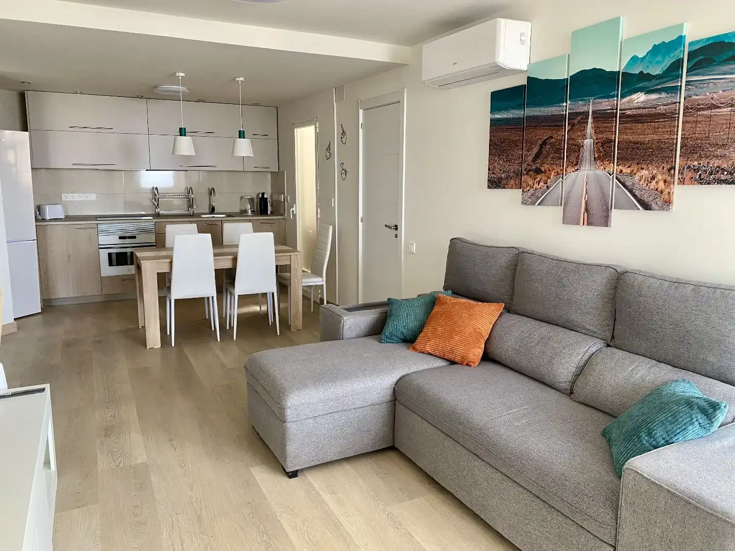 Piso de alquiler en Calle de Viena, 1, Rincón Alto Sala de estar de Piso de alquiler en Benidorm con Aire acondicionado, Terraza y Piscina
