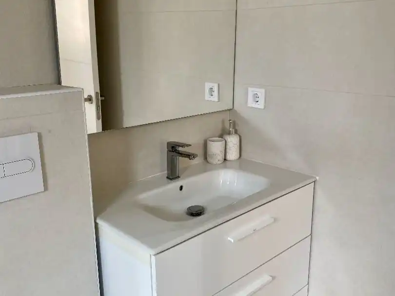 Piso de alquiler en Calle de Viena, 1, Rincón Alto Baño de Piso de alquiler en Benidorm con Aire acondicionado, Terraza y Piscina