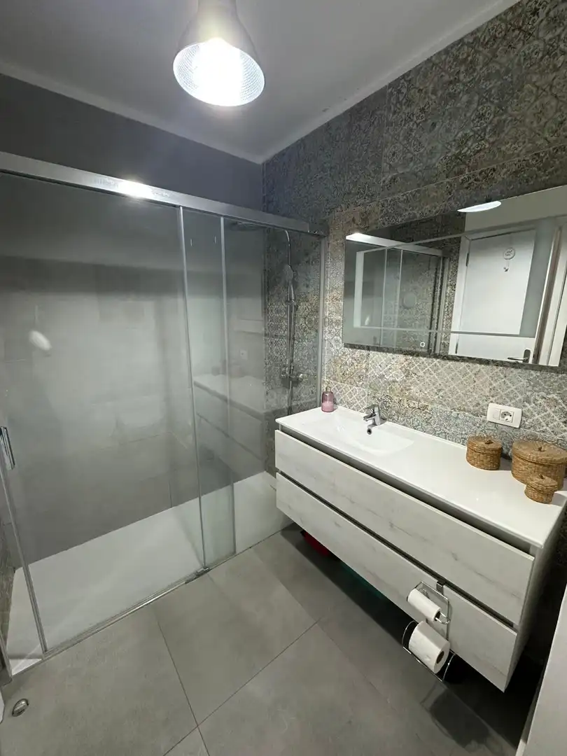 Piso en venta en Carretera Vieja, La Vera - El Farrobillo - Tosca de Ana María Baño de Piso en venta en Santa Úrsula con Parquet, Terraza y Trastero