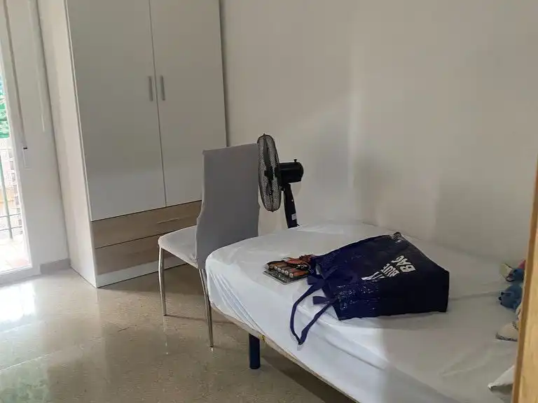 Room in Carrer de Joaquin Navarro, 16, L'Eixereta Bedroom of Flat for share in Burjassot with Furnished and Balcony
