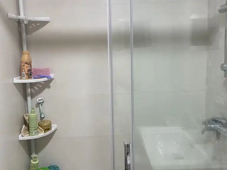 Room in Carrer de Joaquin Navarro, 16, L'Eixereta Bathroom of Flat for share in Burjassot with Furnished and Balcony