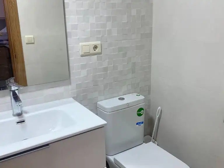 Room in Carrer de Joaquin Navarro, 16, L'Eixereta Bathroom of Flat for share in Burjassot with Furnished and Balcony
