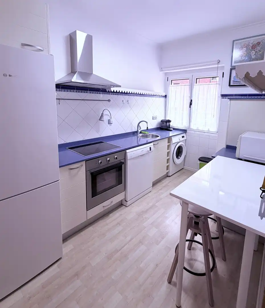 Flat for rent in Avenida Manuel Llaneza, 66, Barrio del Centro Kitchen of Flat for rent in Gijón with Heating, Parquet flooring and Terrace