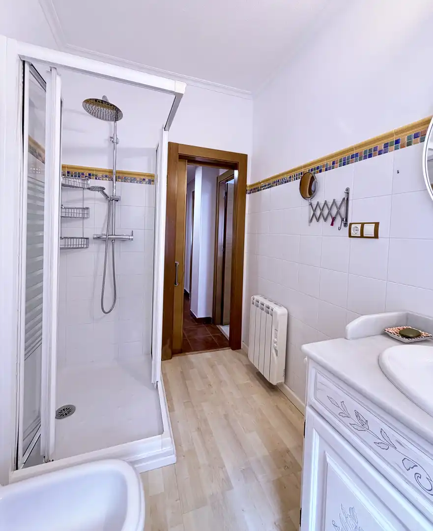 Flat for rent in Avenida Manuel Llaneza, 66, Barrio del Centro Bathroom of Flat for rent in Gijón with Heating, Parquet flooring and Terrace