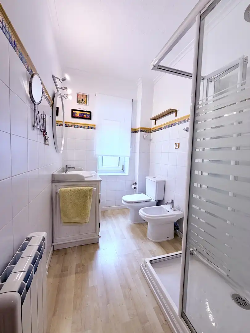 Flat for rent in Avenida Manuel Llaneza, 66, Barrio del Centro Bathroom of Flat for rent in Gijón with Heating, Parquet flooring and Terrace