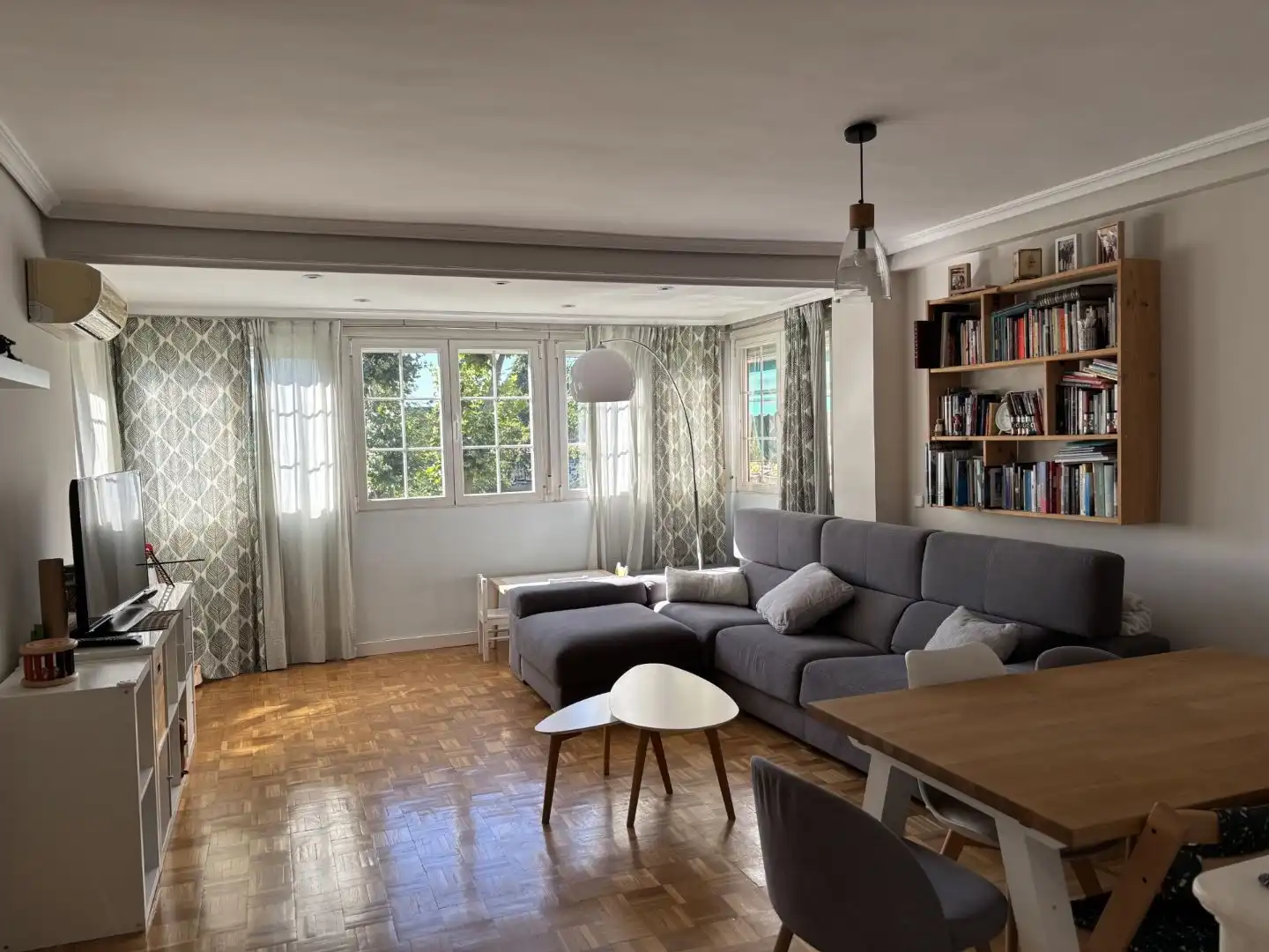 Flat for sale in Calle Canoa, 5, Alameda de Osuna Living room of Flat for sale in Madrid with Air Conditioner, Heating and Parquet flooring