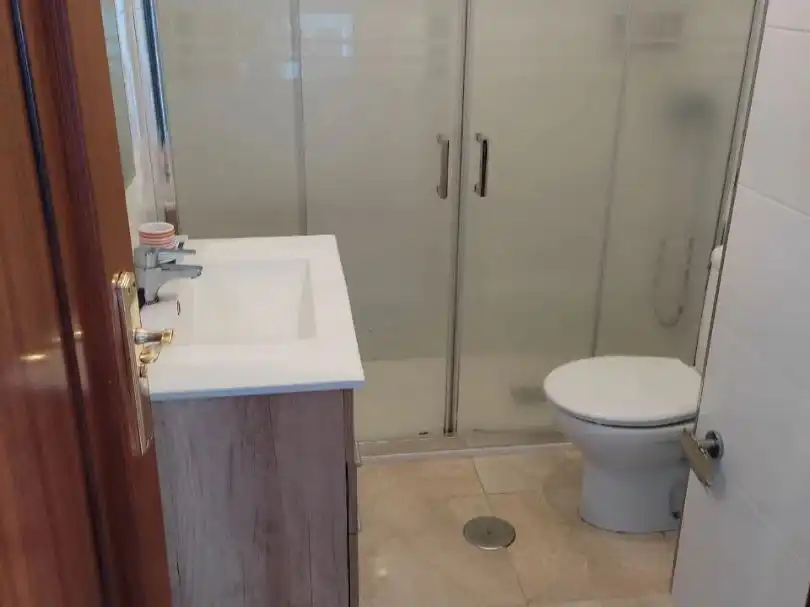 Bany de Pis en venda en Santiago de Compostela  amb Calefacció, Parquet i Terrassa