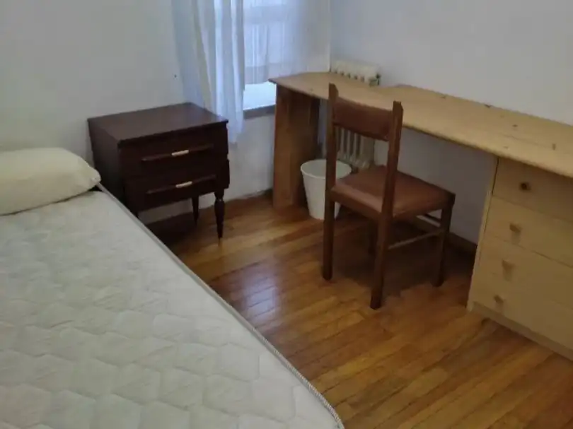 Dormitori de Pis en venda en Santiago de Compostela  amb Calefacció, Parquet i Terrassa