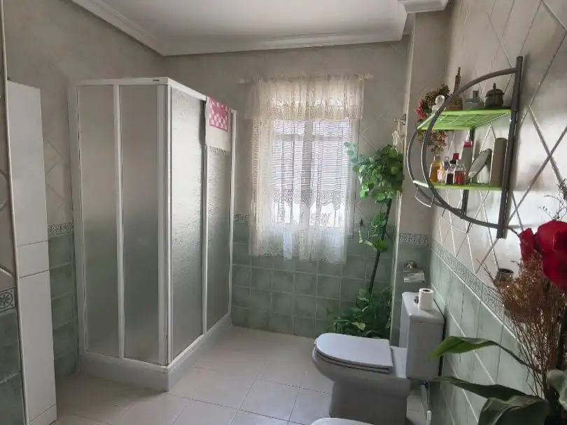 Flat for sale in Calle San Joaquín, 2, Centro ciudad Bathroom of Flat for sale in Linares with Air Conditioner, Heating and Terrace