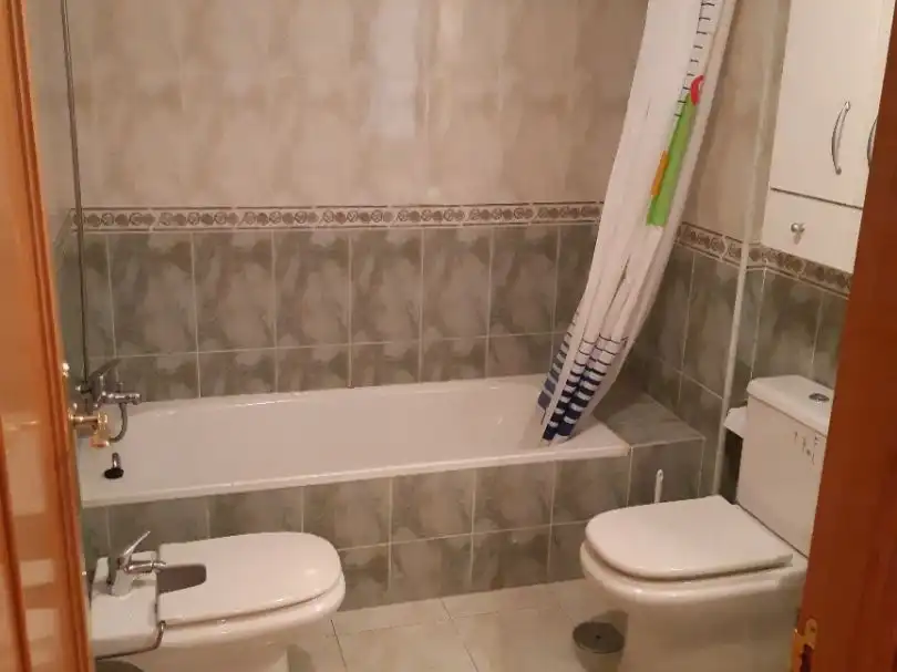 Bany de Pis de lloguer en Benavente amb Calefacció, Moblat i Balcó