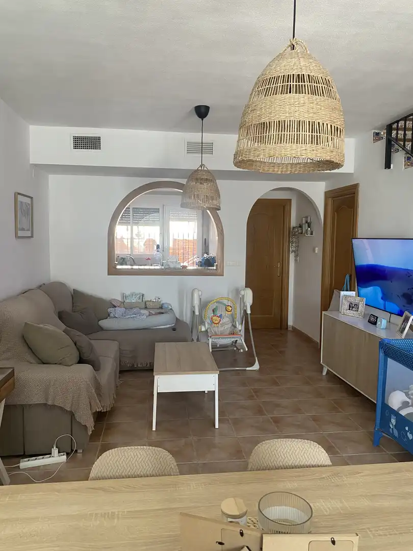 Einfamilien-Reihenhaus zum Verkauf in Calle del Sofre, 745, Valle del Sol Wohnzimmer von Einfamilien-Reihenhaus zum Verkauf in Mutxamel mit Klimaanlage, Heizung und Terrasse