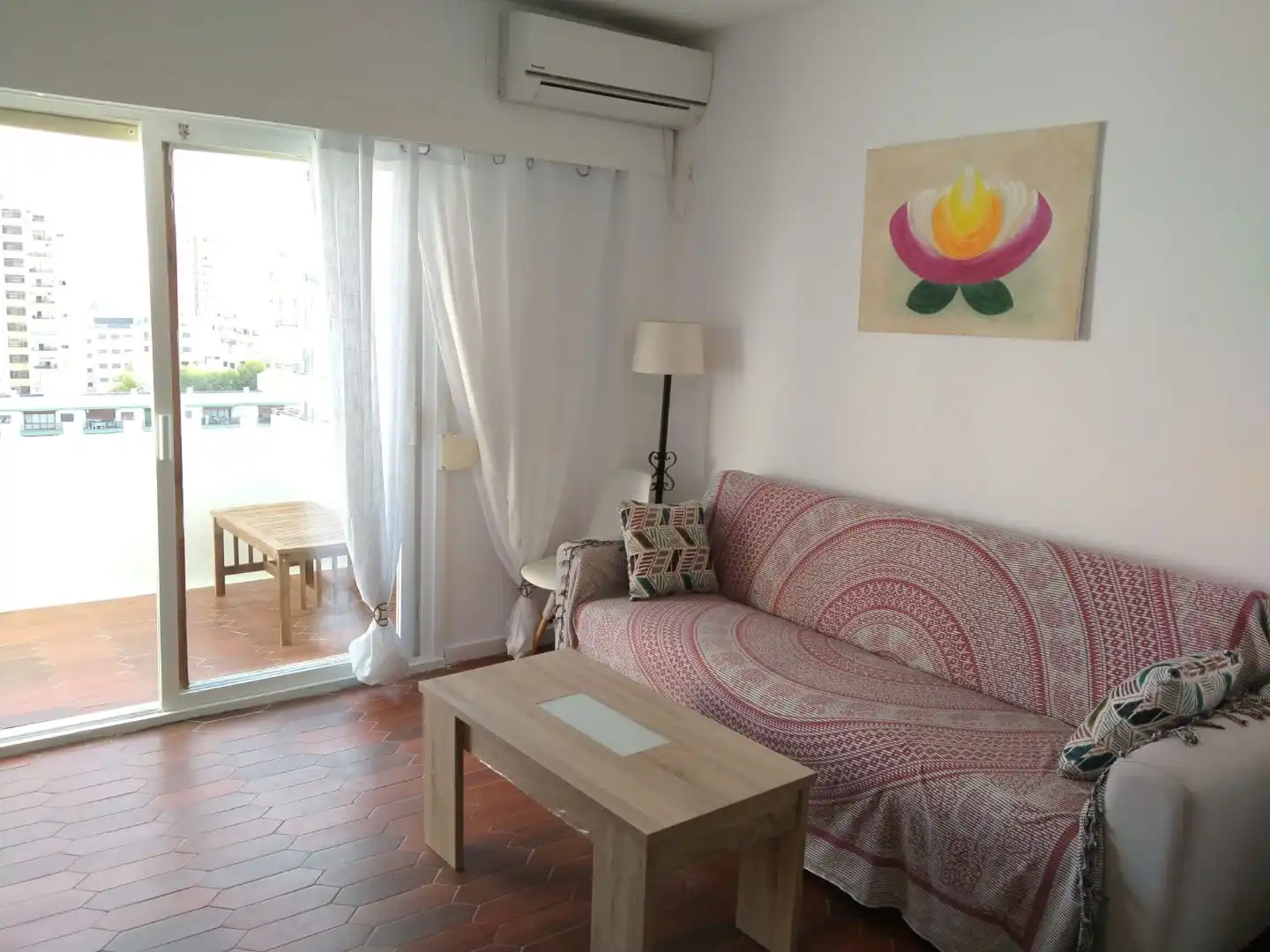 Estudio de alquiler en Plaza Playa Paraíso, 1, Aguadulce Sur Sala de estar de Estudio de alquiler en Roquetas de Mar con Aire acondicionado, Calefacción y Jardín privado