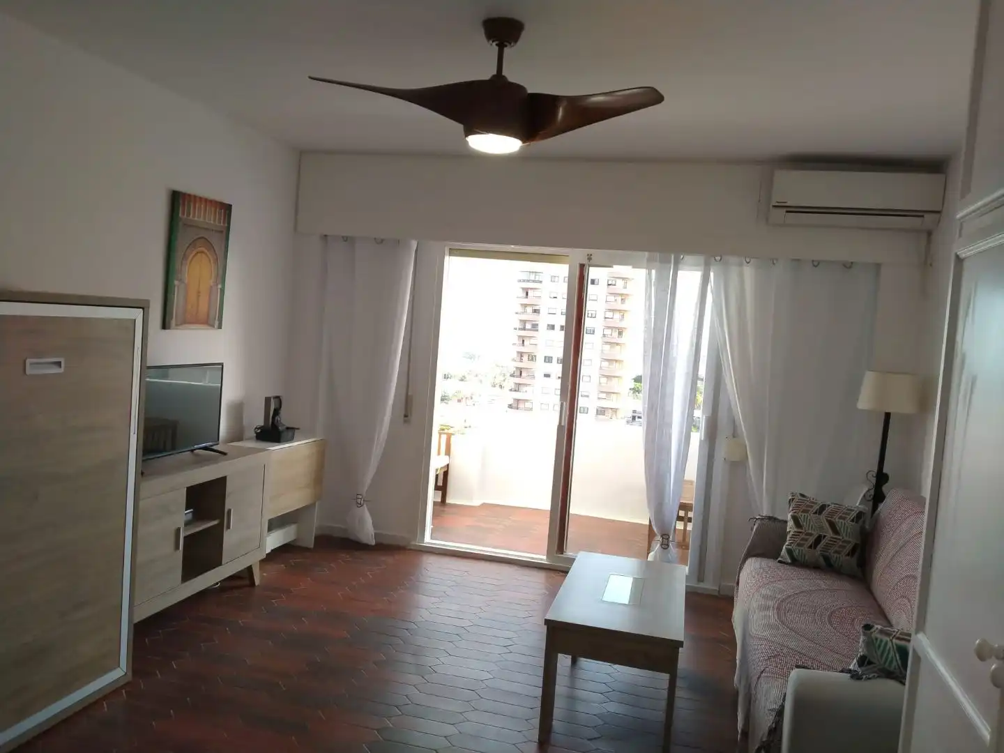 Estudio de alquiler en Plaza Playa Paraíso, 1, Aguadulce Sur Sala de estar de Estudio de alquiler en Roquetas de Mar con Aire acondicionado, Calefacción y Jardín privado