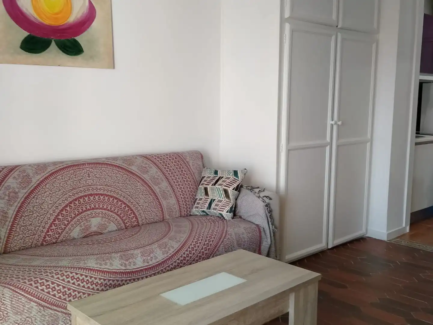 Estudio de alquiler en Plaza Playa Paraíso, 1, Aguadulce Sur Sala de estar de Estudio de alquiler en Roquetas de Mar con Aire acondicionado, Calefacción y Jardín privado