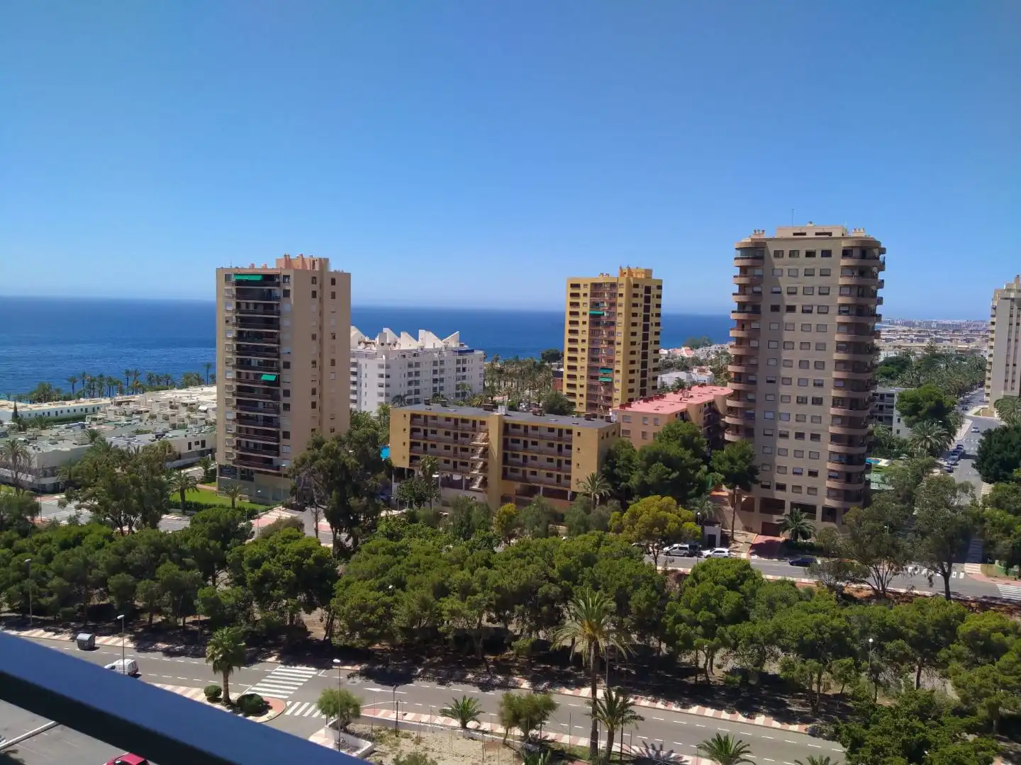Estudio de alquiler en Plaza Playa Paraíso, 1, Aguadulce Sur Vista exterior de Estudio de alquiler en Roquetas de Mar con Aire acondicionado, Calefacción y Jardín privado