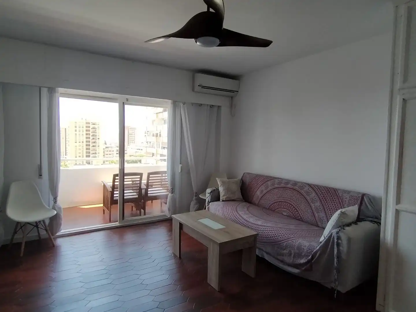 Estudio de alquiler en Plaza Playa Paraíso, 1, Aguadulce Sur Sala de estar de Estudio de alquiler en Roquetas de Mar con Aire acondicionado, Calefacción y Jardín privado