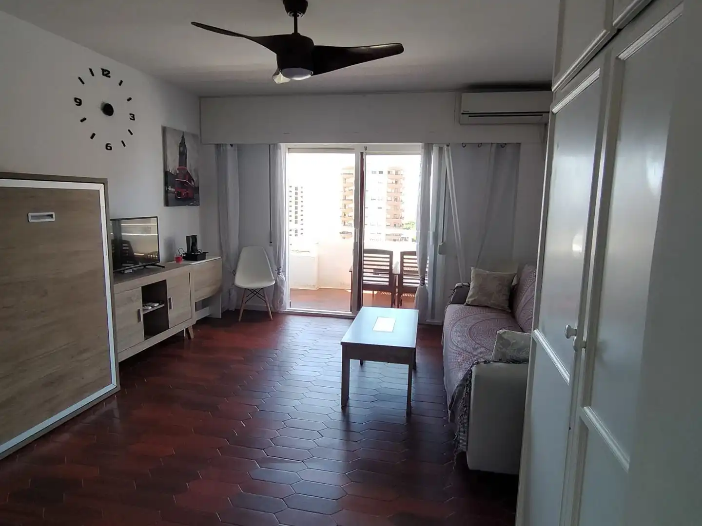 Estudio de alquiler en Plaza Playa Paraíso, 1, Aguadulce Sur Sala de estar de Estudio de alquiler en Roquetas de Mar con Aire acondicionado, Calefacción y Jardín privado