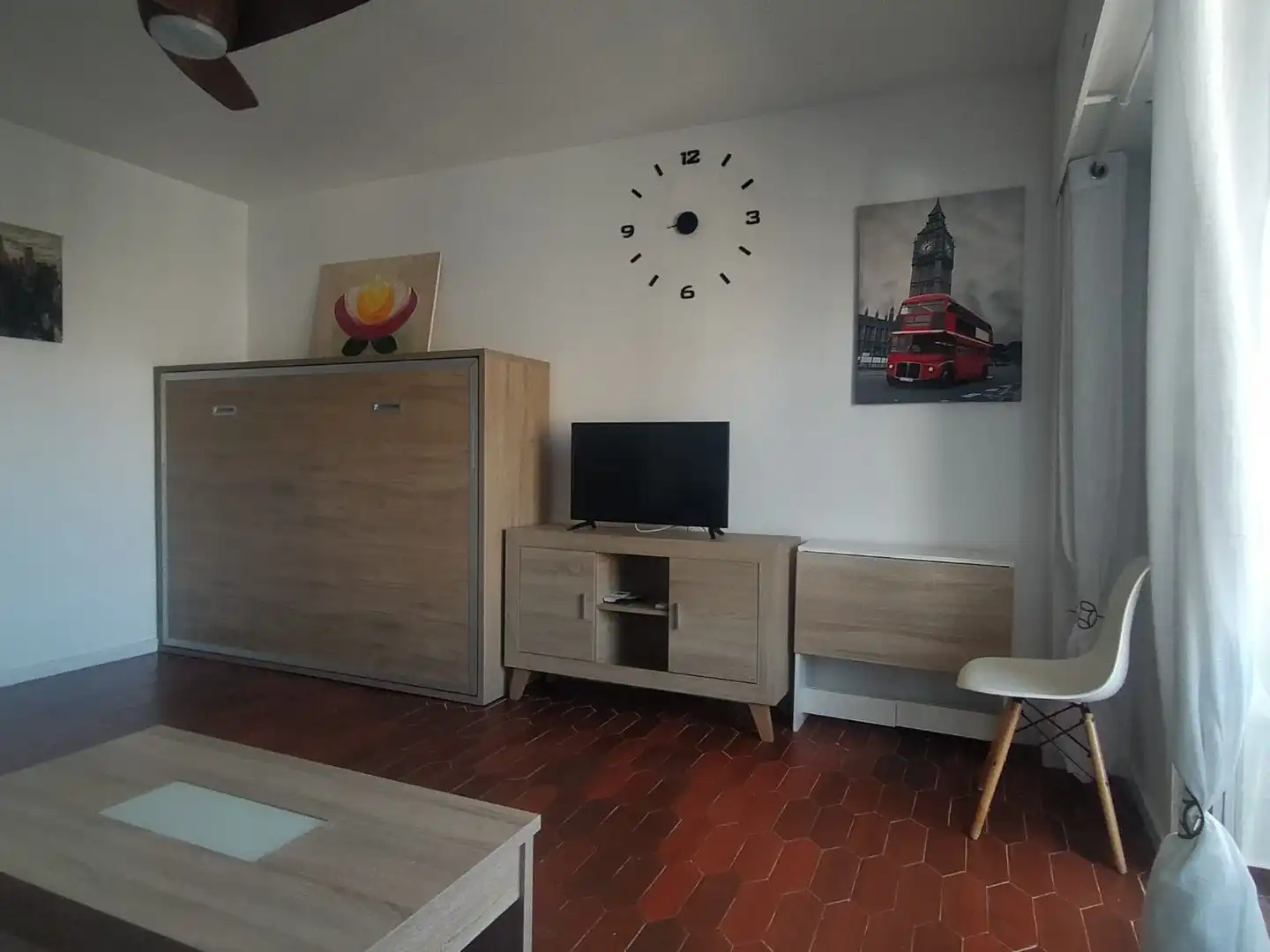 Estudio de alquiler en Plaza Playa Paraíso, 1, Aguadulce Sur Sala de estar de Estudio de alquiler en Roquetas de Mar con Aire acondicionado, Calefacción y Jardín privado