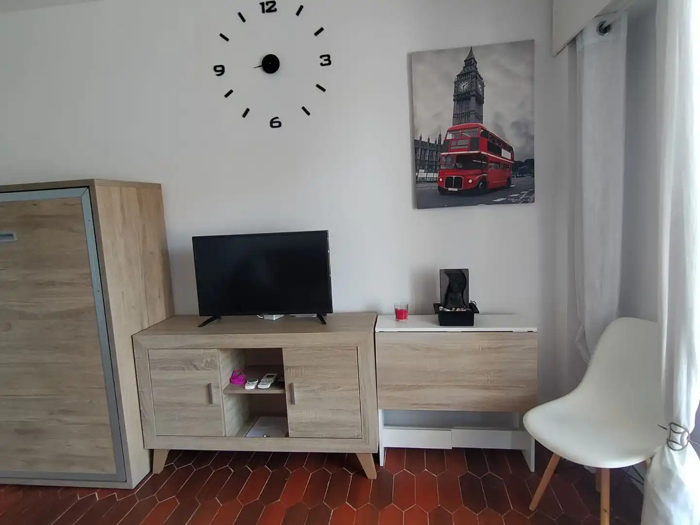 Estudio de alquiler en Plaza Playa Paraíso, 1, Aguadulce Sur Sala de estar de Estudio de alquiler en Roquetas de Mar con Aire acondicionado, Calefacción y Jardín privado