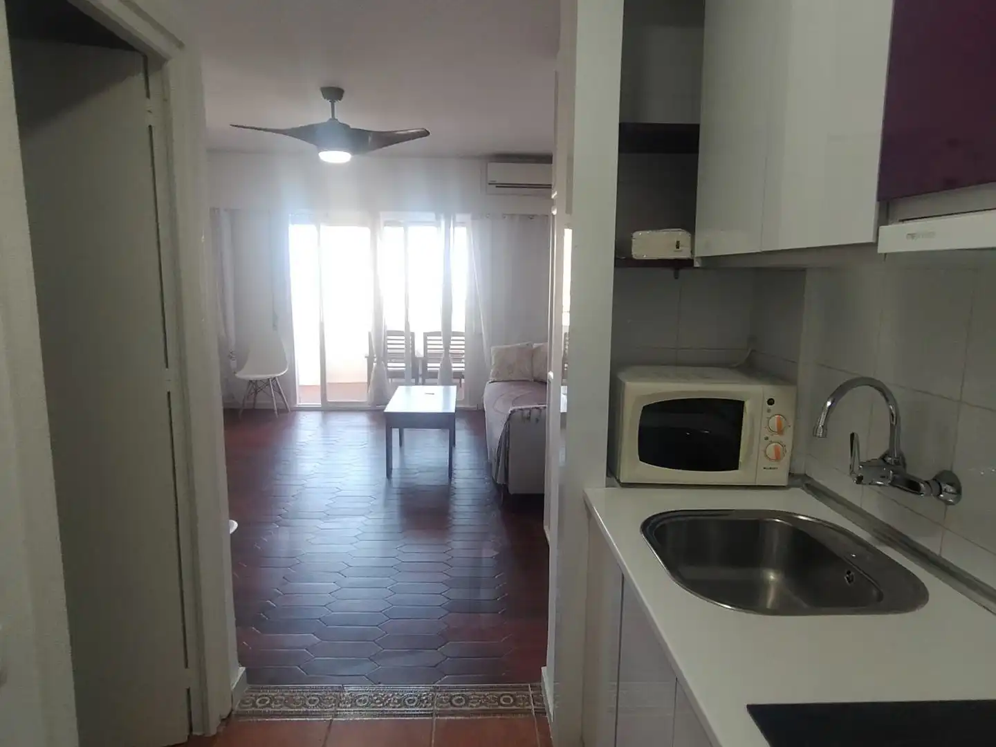 Estudio de alquiler en Plaza Playa Paraíso, 1, Aguadulce Sur Cocina de Estudio de alquiler en Roquetas de Mar con Aire acondicionado, Calefacción y Jardín privado