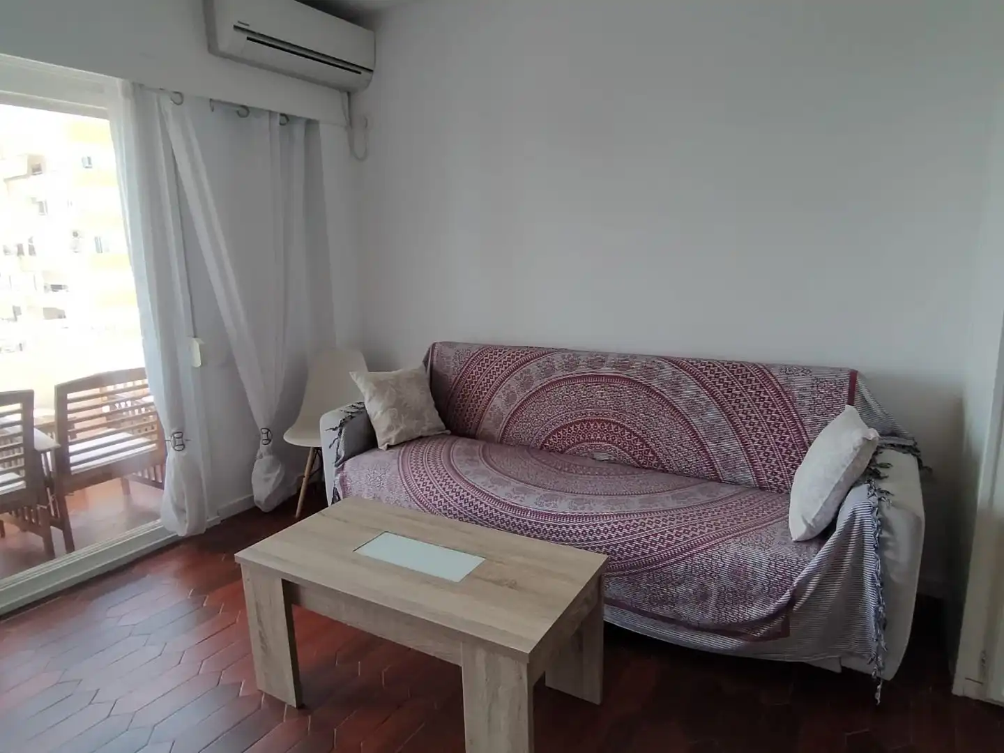 Estudio de alquiler en Plaza Playa Paraíso, 1, Aguadulce Sur Sala de estar de Estudio de alquiler en Roquetas de Mar con Aire acondicionado, Calefacción y Jardín privado