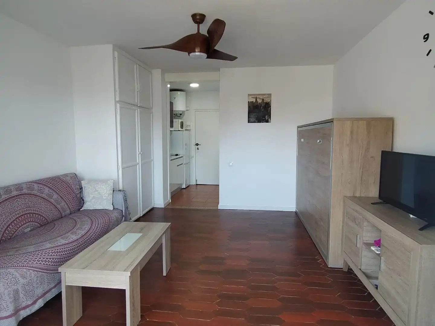 Estudio de alquiler en Plaza Playa Paraíso, 1, Aguadulce Sur Sala de estar de Estudio de alquiler en Roquetas de Mar con Aire acondicionado, Calefacción y Jardín privado