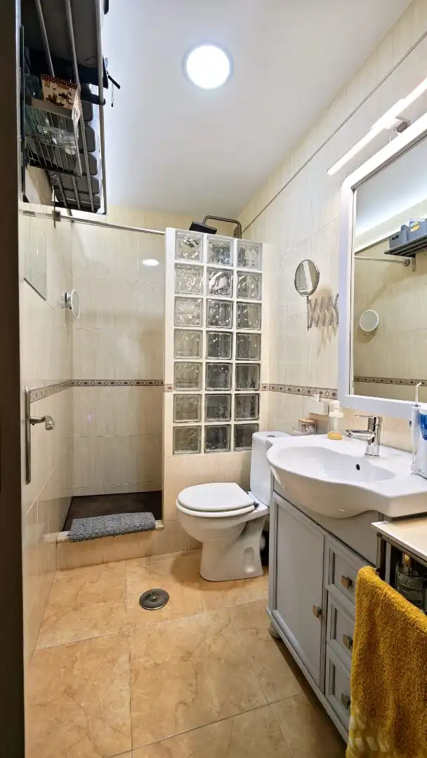 Piso en venta en Avenida Antonio Hernández Gil, 60, Carretera de Sevilla - Los Montitos Baño de Piso en venta en Badajoz
