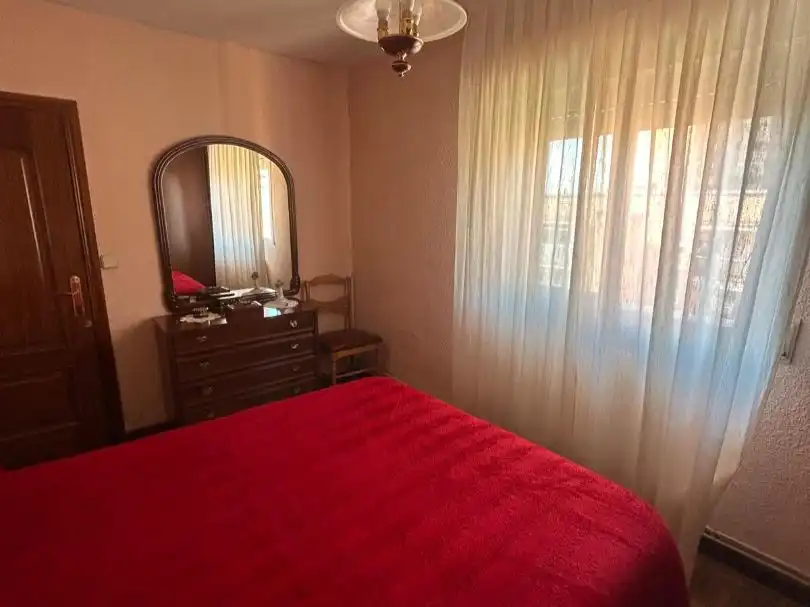 Piso en venta en Calle de Villalobos, 107, Palomeras Sureste Habitación de Piso en venta en Madrid con Aire acondicionado, Calefacción y Terraza
