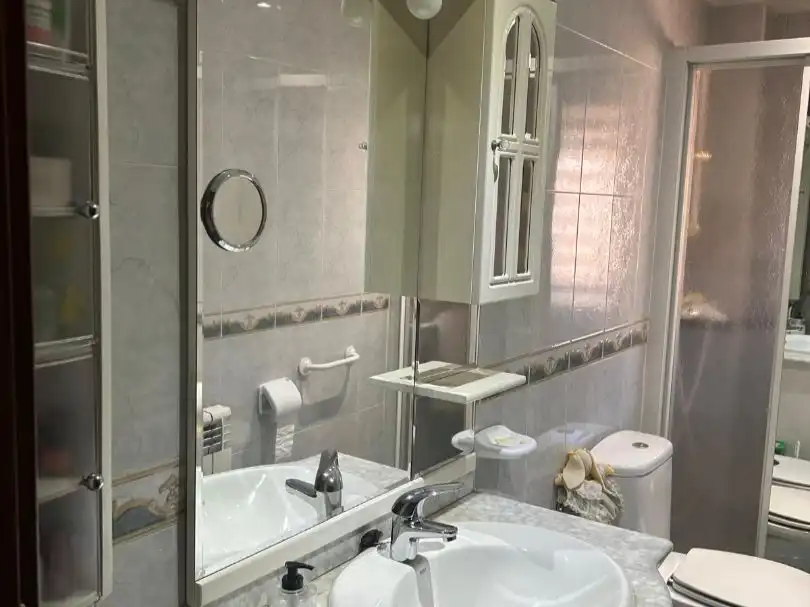 Piso en venta en Calle de Villalobos, 107, Palomeras Sureste Baño de Piso en venta en Madrid con Aire acondicionado, Calefacción y Terraza