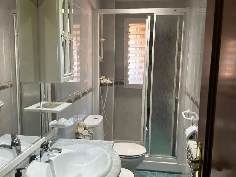 Piso en venta en Calle de Villalobos, 107, Palomeras Sureste Baño de Piso en venta en Madrid con Aire acondicionado, Calefacción y Terraza
