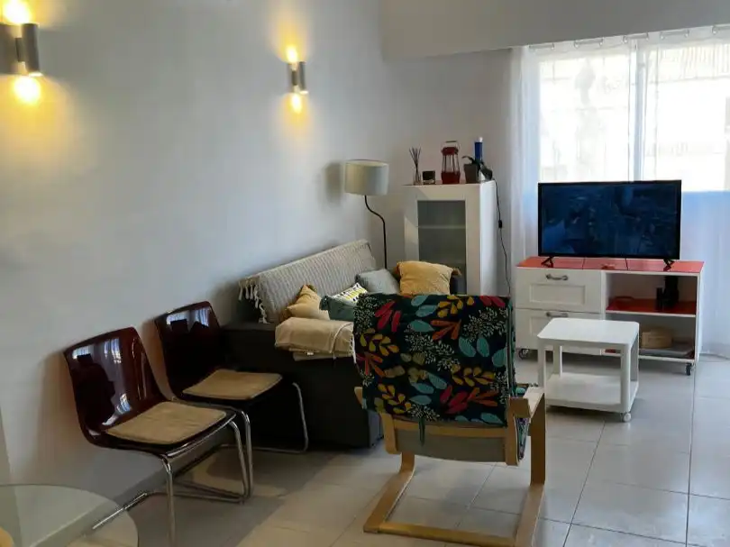 Apartament de lloguer a Avinguda las Gaviotas, 135, El Perellonet Sala d'estar de Apartament de lloguer en Valencia amb Aire condicionat, Calefacció i Jardí privat